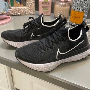 Nike infinity react flyknit tennis shoes